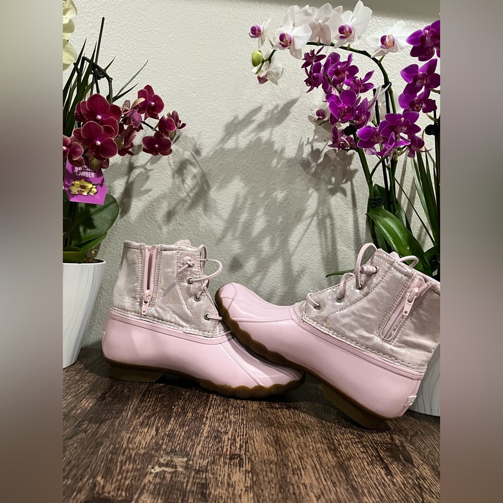New (no box ) sperry big girls boots ( smoke free home)